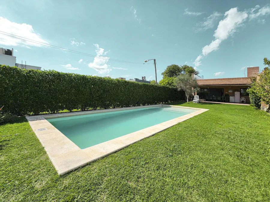 Casa de 2 dormitorios con gran jardín y pileta en Fisherton - Imagen 1 de 27