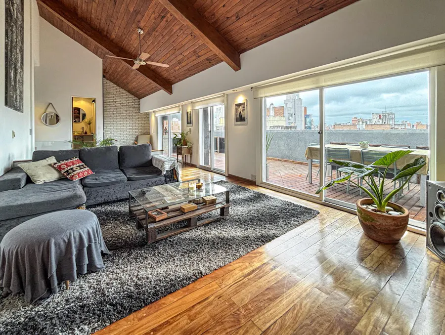 Departamento único de 2 dormitorios más comodín, terraza y parrilla - Imagen 1 de 47