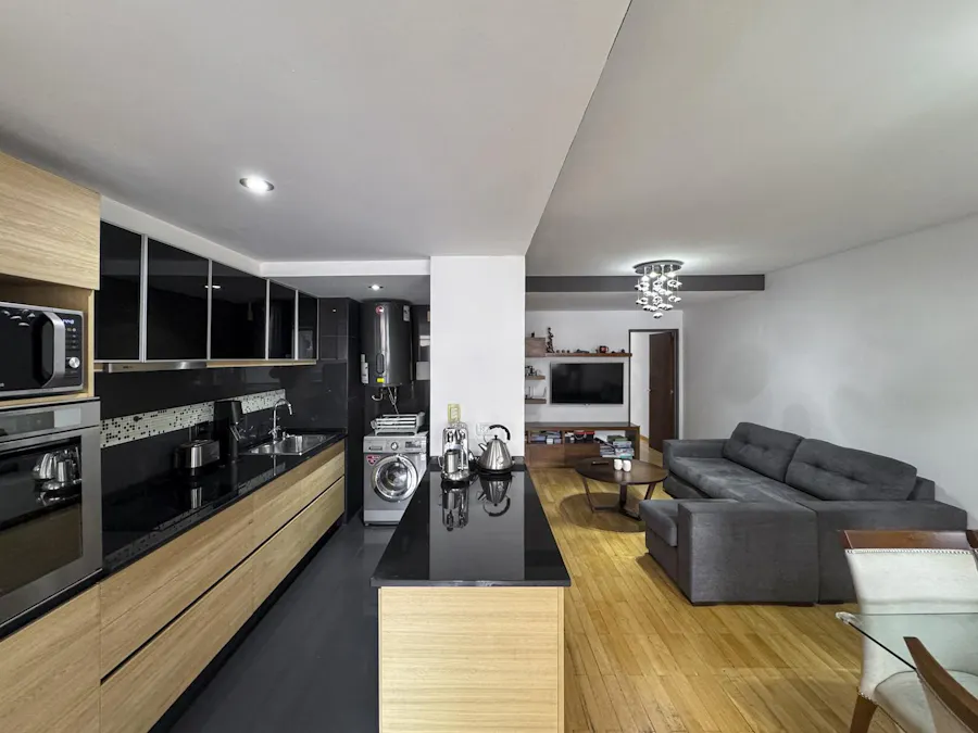 Departamento de 2 dormitorios con 2 baños, 2 balcones y cochera - Imagen 1 de 28