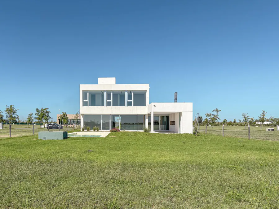 Casa de 4 dormitorios con pileta, fondo al norte en Vida Club de Campo - Imagen 1 de 44