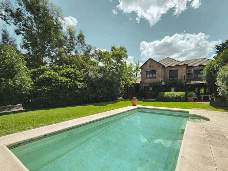 Casa de 3 dormitorios con gran jardín y pileta en Aldea - Imagen 1 de 42