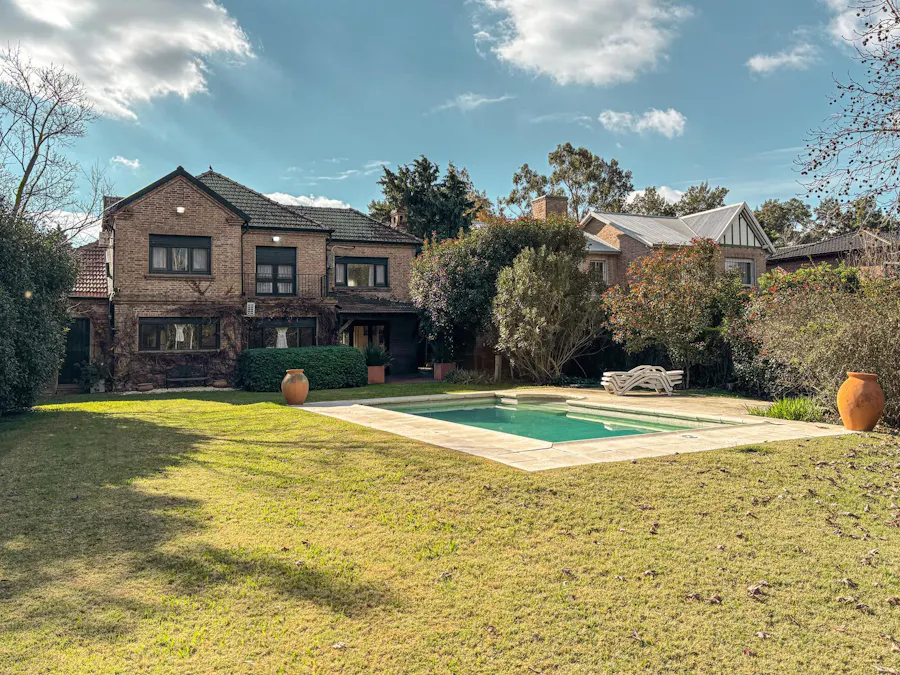 Casa de 3 dormitorios con gran jardín y pileta en Aldea - Imagen 1 de 52