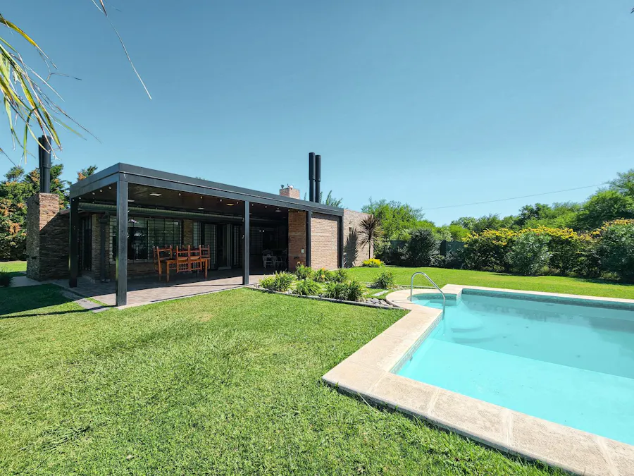 Casa de 2 dormitorios con terreno de 2.000m² y gran pileta en Hostal del Sol - Imagen 1 de 37