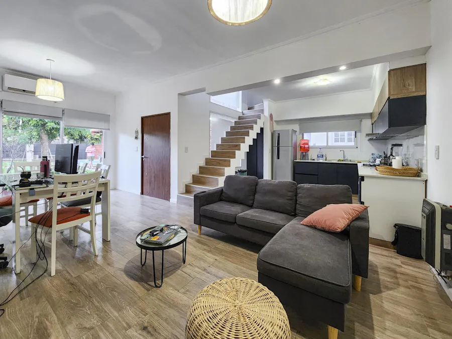 Casa con pileta, jardín y quincho en Pueblo Esther - Imagen 1 de 25