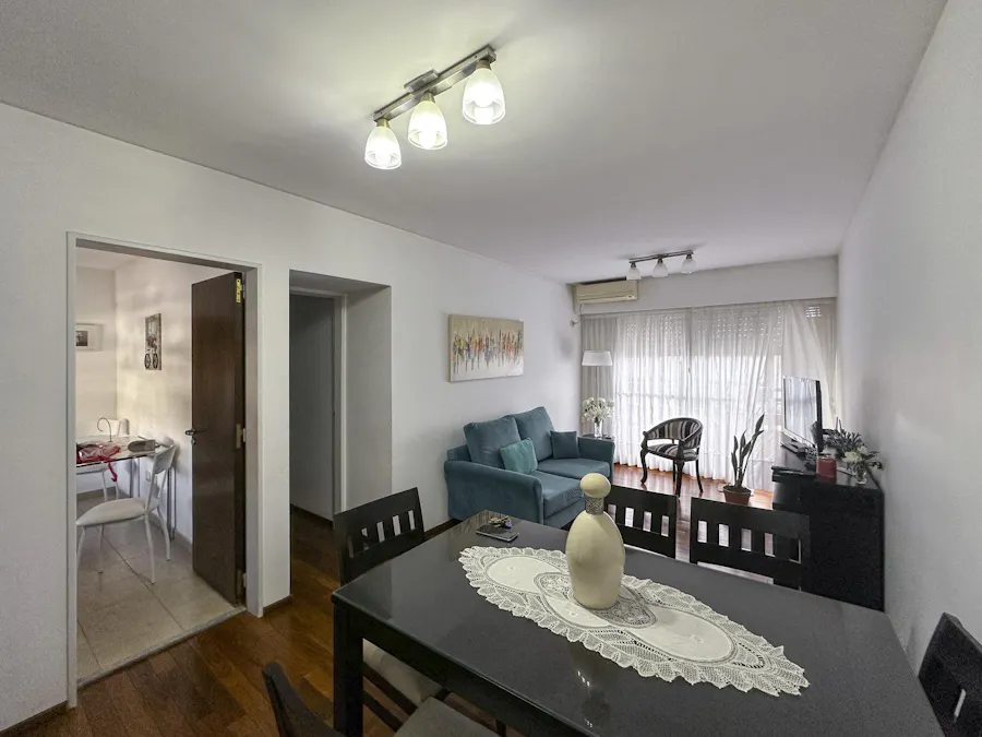 Departamento de 2 dormitorios con cocina separada y balcón al frente - Imagen 1 de 17