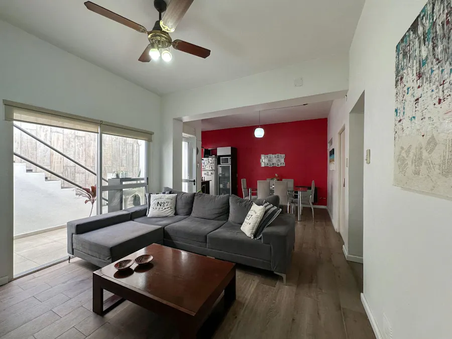 Casa de 4 dormitorios con patio, terraza y cochera sobre hermoso pasaje - Imagen 1 de 35