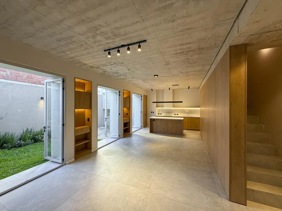 Casa de pasillo a estrenar con 3 dormitorios y gran jardín - Imagen 1 de 30