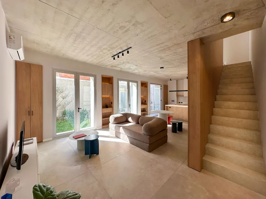 Casa de pasillo a estrenar con 3 dormitorios y gran jardín - Imagen 1 de 20
