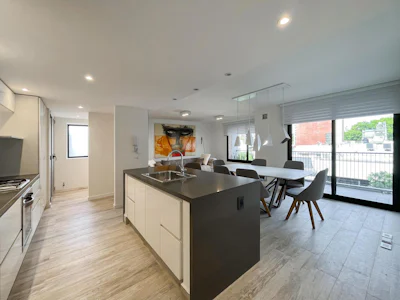 Departamento de 2 dormitorios con cochera y amenities - Imagen 1