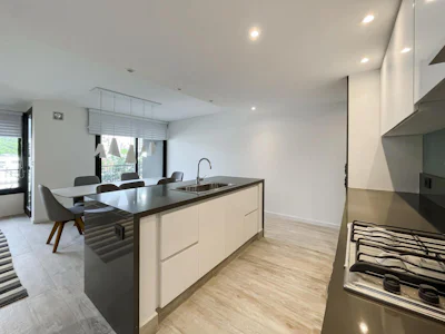 Departamento de 2 dormitorios con cochera y amenities - Imagen 4