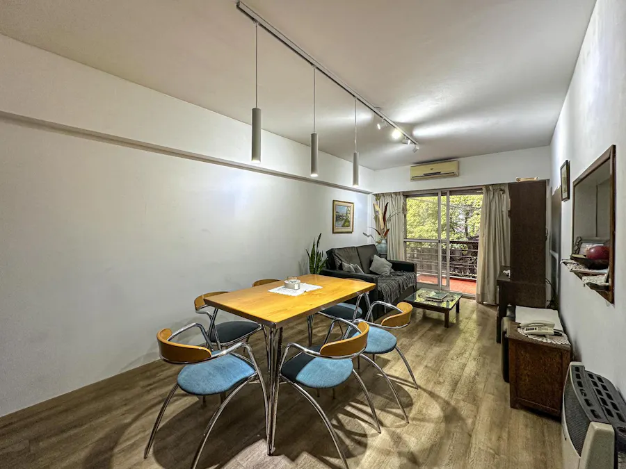 Departamento de 2 dormitorios con patio y cochera en el Centro - Imagen 1 de 24