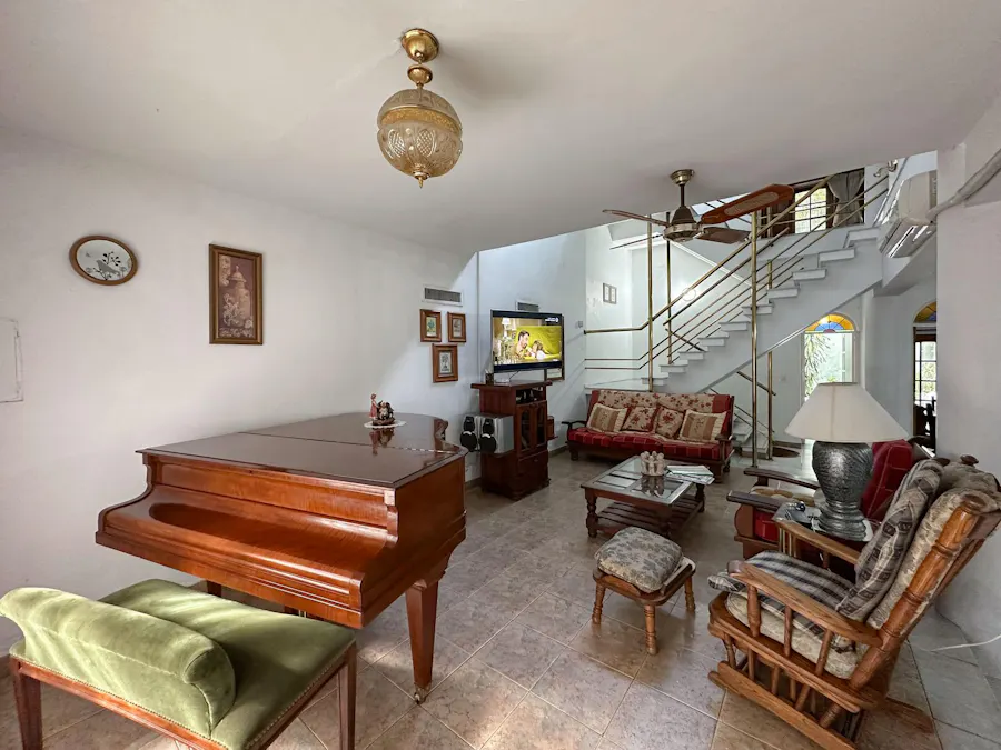 Casa de 3 dormitorios con cochera y jardín en Abasto - Imagen 1 de 34