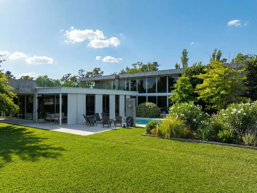 Casa de 4 dormitorios con pileta, gran quincho y 2.400m² de terreno - Imagen 1 de 15