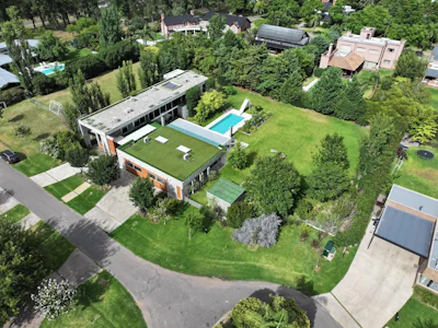 Casa de 4 dormitorios con pileta, gran quincho y 2.400m² de terreno - Imagen 4