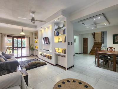 Casa de 3 dormitorios con pileta, parrillero y cochera en Fisherton - Imagen 2