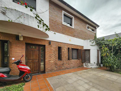 Casa de 3 dormitorios con pileta, parrillero y cochera en Fisherton - Imagen 4