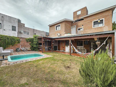 Casa de 3 dormitorios con pileta, parrillero y cochera en Fisherton - Imagen 1