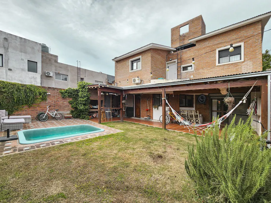 Casa de 3 dormitorios con pileta, parrillero y cochera en Fisherton - Imagen 1 de 30