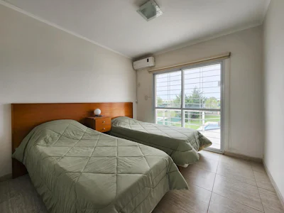 Casa de 2 dormitorios con parrilla, amplio jardín y pileta - Imagen 5