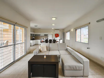Casa de 2 dormitorios con parrilla, amplio jardín y pileta - Imagen 3