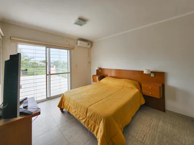 Casa de 2 dormitorios con parrilla, amplio jardín y pileta - Imagen 4