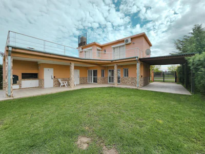 Casa de 2 dormitorios con parrilla, amplio jardín y pileta - Imagen 2