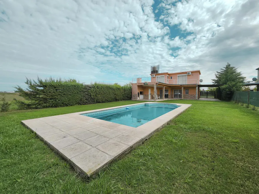 Casa de 2 dormitorios con parrilla, amplio jardín y pileta - Imagen 1 de 23