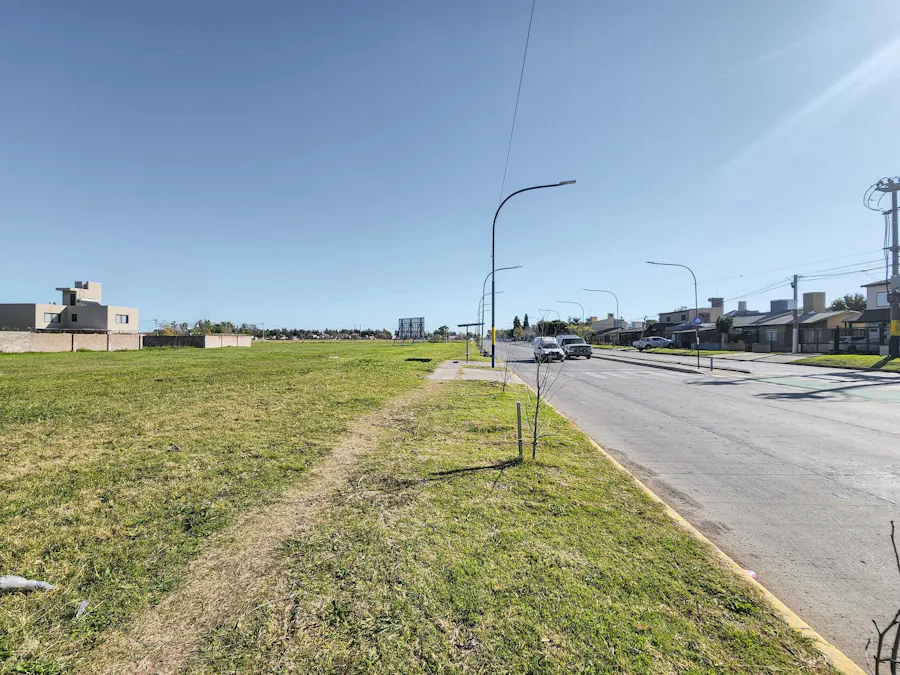 Terreno en esquina apto desarrollo comercial camino a Funes - Imagen 1 de 16