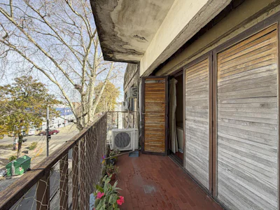 Casa de 6 habitaciones en 3 niveles con 3 departamentos y un galpon - Imagen 3