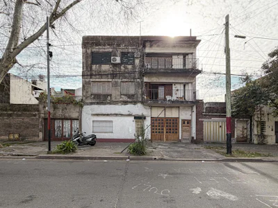 Casa de 6 habitaciones en 3 niveles con 3 departamentos y un galpon - Imagen 1