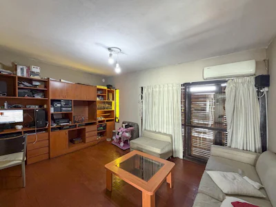 Casa de 6 habitaciones en 3 niveles con 3 departamentos y un galpon - Imagen 2