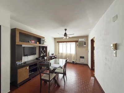 Casa de 6 habitaciones en 3 niveles con 3 departamentos y un galpon - Imagen 4