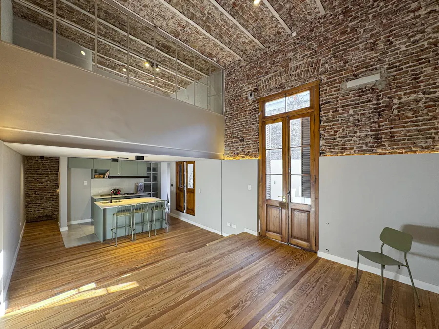 Casa de pasillo con 2 dormitorios, escritorio, patio y terraza con parrilla - Imagen 1 de 27