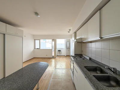 Departamento monoambiente de oportunidad con cochera en Lourdes - Imagen 5