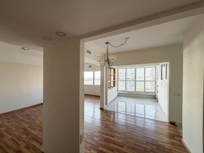 Departamento de 3 dormitorios con cochera y vista parcial al río - Imagen 5