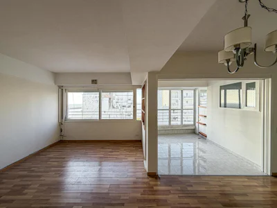 Departamento de 3 dormitorios con cochera y vista parcial al río - Imagen 3