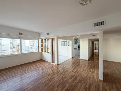 Departamento de 3 dormitorios con cochera y vista parcial al río - Imagen 1