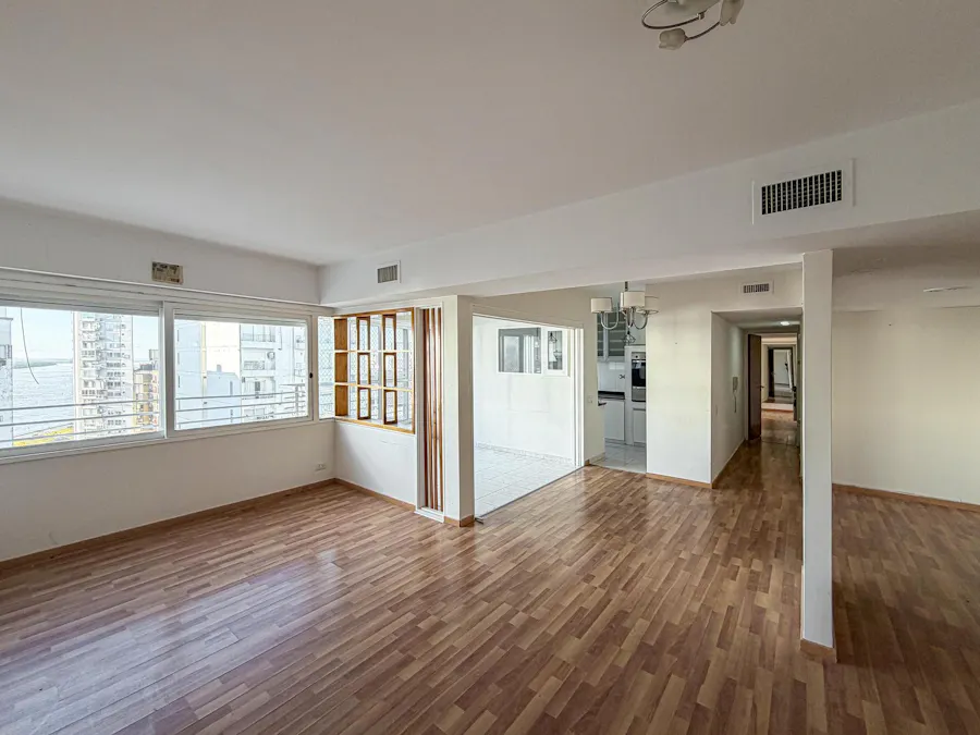 Departamento de 3 dormitorios con cochera y vista parcial al río - Imagen 1 de 21