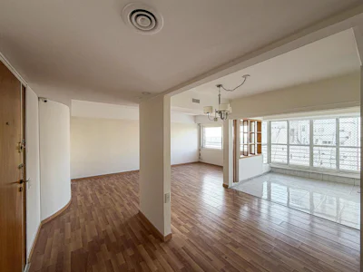 Departamento de 3 dormitorios con cochera y vista parcial al río - Imagen 2