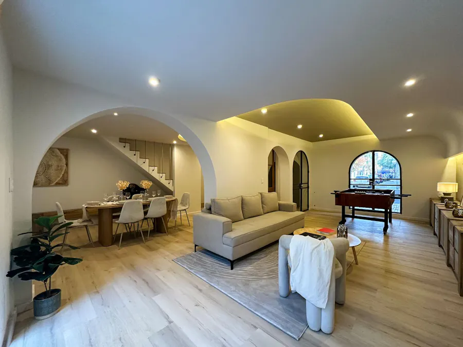 Casa de 3 dormitorios más comodín, 2 cocheras, quincho y pileta - Imagen 1 de 27