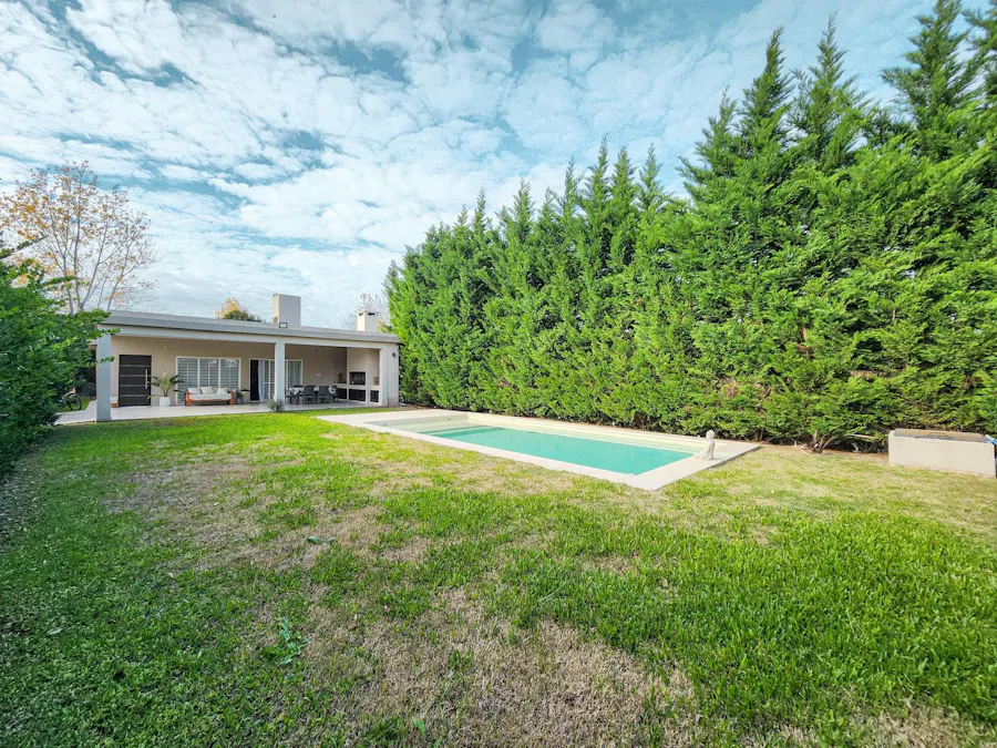 Casa de 2 dormitorios con gran jardín y pileta en las Tardes - Imagen 1 de 42
