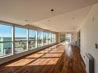 Departamento de 3 dormitorios con 2 cocheras y vista al río - Imagen 1
