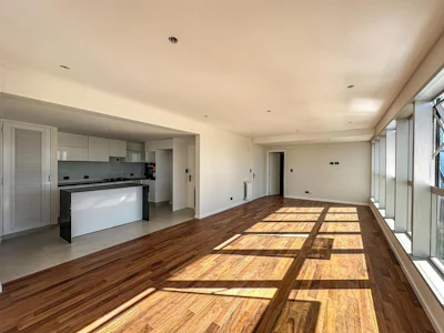Departamento de 3 dormitorios con 2 cocheras y vista al río - Imagen 2