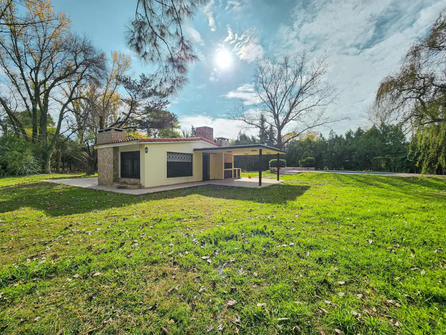 Casa de 3 dormitorios con gran terreno de 1.700m² y pileta en Roldan - Imagen 1 de 26