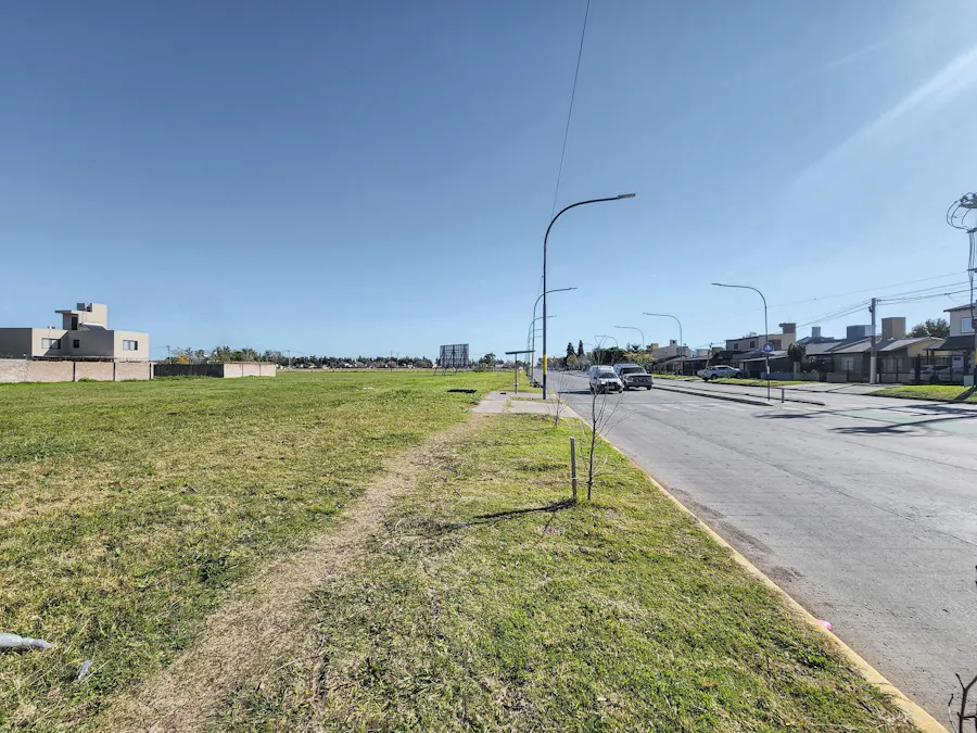 Terreno Comercial sobre Av. Calasanz con 346m² camino a Funes - Imagen 1 de 7
