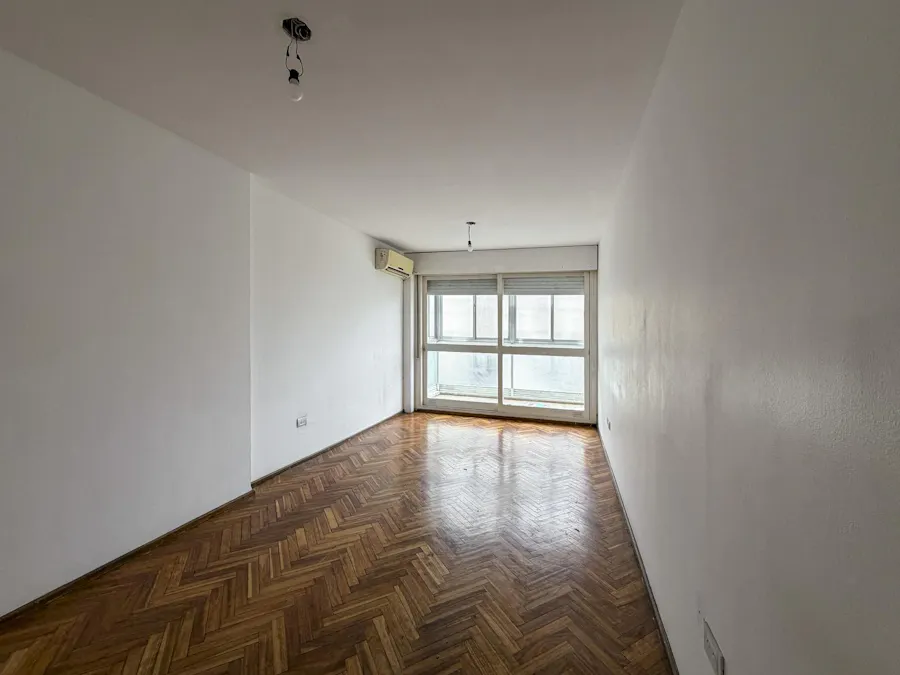 Departamento de 2 dormitorios con balcón y cocina separada - Imagen 1 de 16