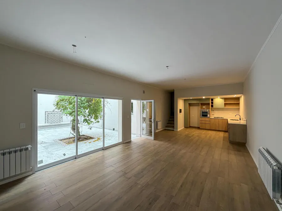 Casa de pasillo único con 3 dormitorios, patio y terraza a estrenar - Imagen 1 de 21