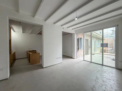 Casa de pasillo con 3 dormitorios, cochera, jardín, pileta y quincho - Imagen 1