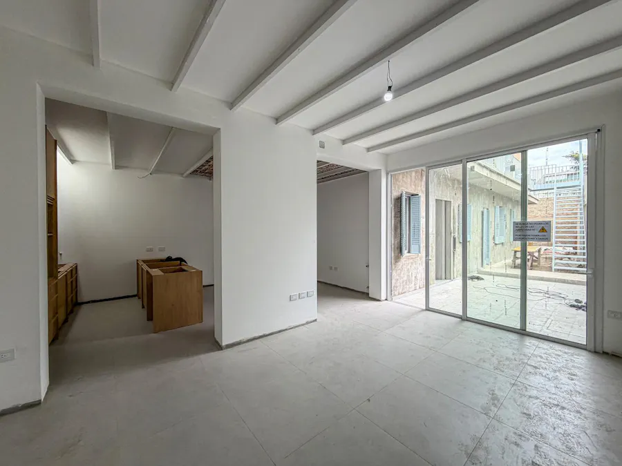 Casa de pasillo con 3 dormitorios, cochera, jardín, pileta y quincho - Imagen 1 de 18