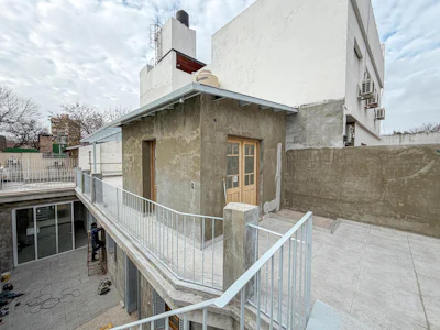 Casa de pasillo con 3 dormitorios, cochera, jardín, pileta y quincho - Imagen 3